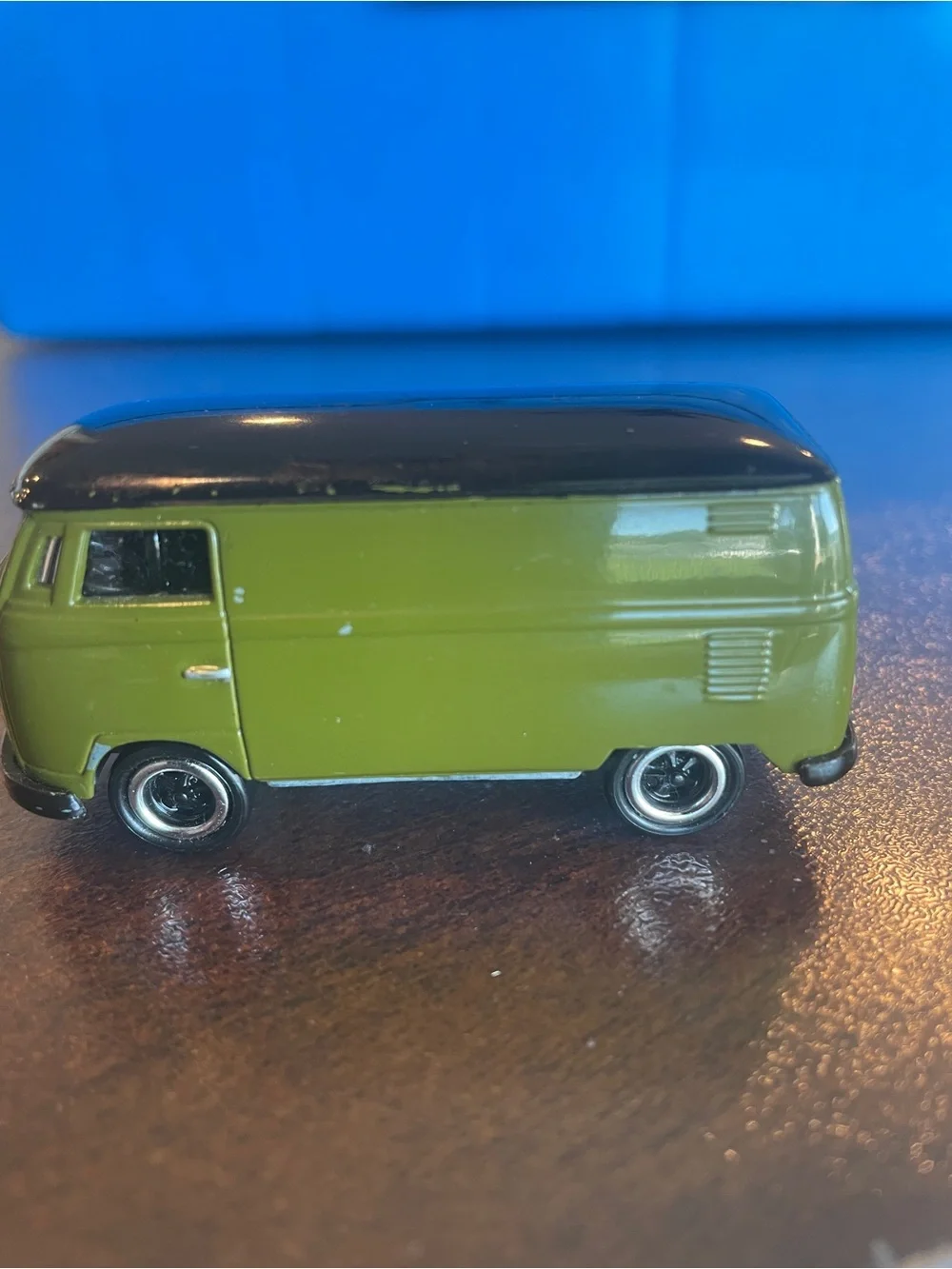 Johnny Lightning 1965 Volkswagen type 2 Van . ARMY Green and black